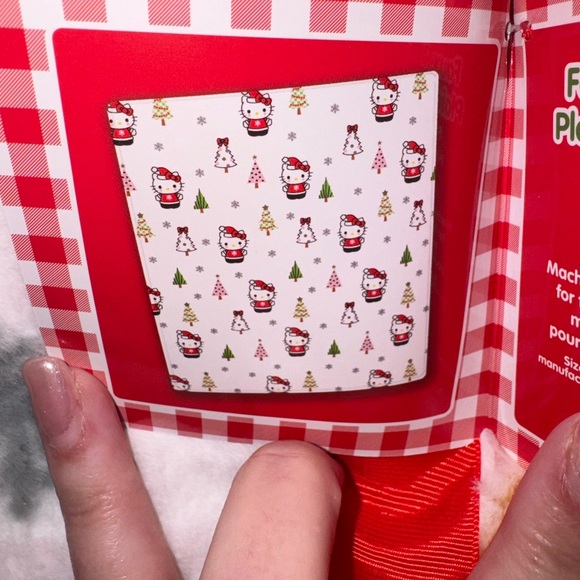 Hello Kitty Christmas Blanket - Picture 3 of 4